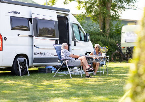 Speciaal verharde en zeer ruime camperplaatsen